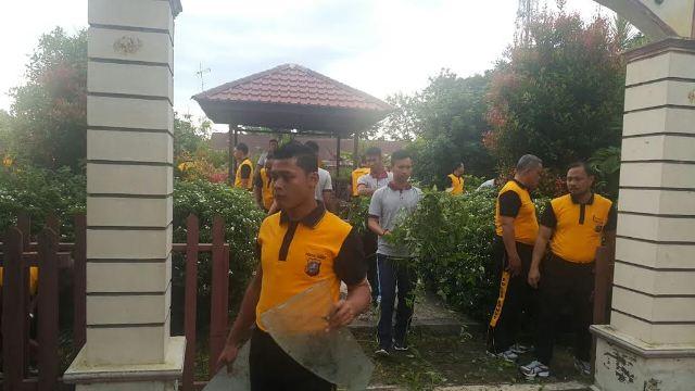Personil Polres Deli Serdang Gelar Gotong Royong