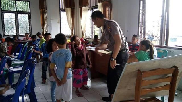 Polisi di Sibolga Beri Kursus Bahasa Inggris dan Komputer Gratis ke Anak-anak