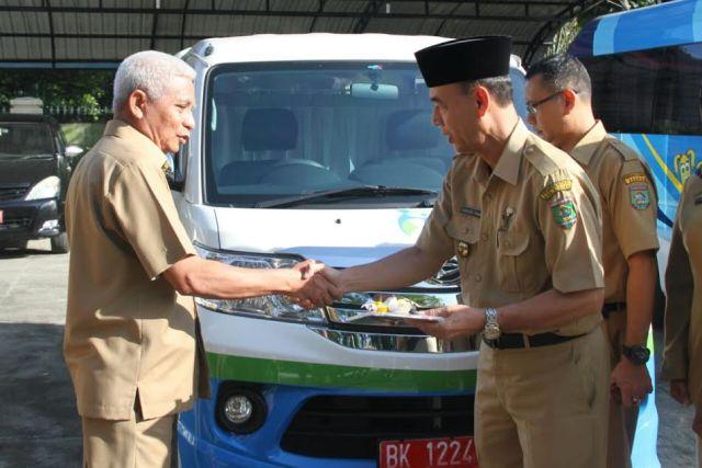 Pemkab Asahan Serahkan Mobil Akseptor KB dan PPA