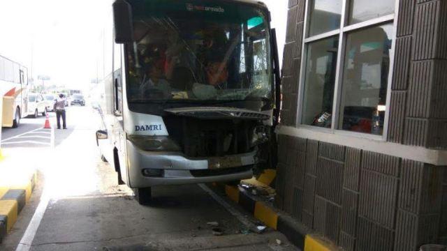 Usai Tabrak Kijang, Bus Damri Hantam Pintu Masuk Bandara Kuala Namu