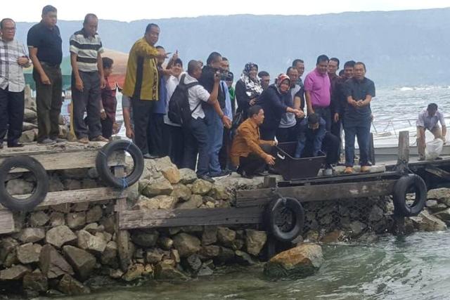 Gubernur Sumut Tabur Ribuan Bibit Ikan Tawes dan Nila ke Danau Toba