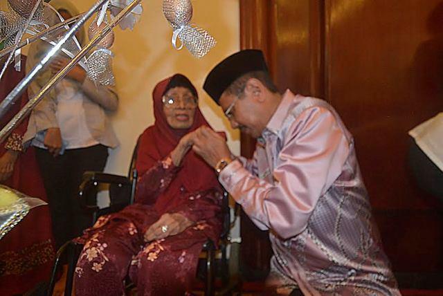 Gubsu Bersyukur Masih Berkesempatan Berbakti Kepada Ibunda yang Berusia 93 Tahun