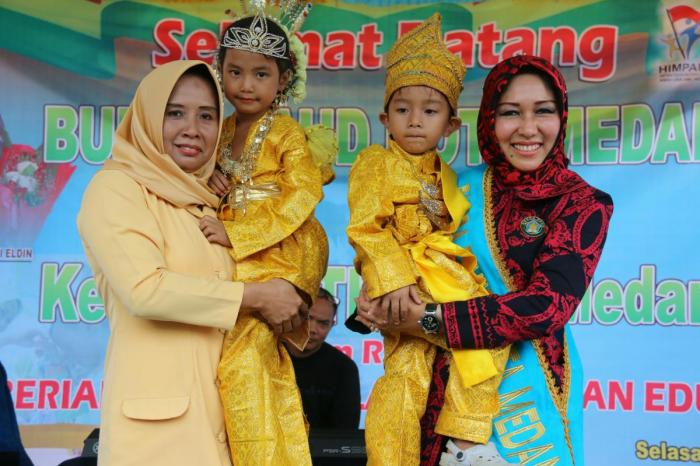 Bunda PAUD Kembali Serahkan APE untuk Anak PAUD dan TK