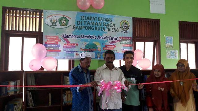 HMP Ilmu Perpustakaan UIN Ar-Raniry Banda Aceh Bersama IPI Bangun TBM 