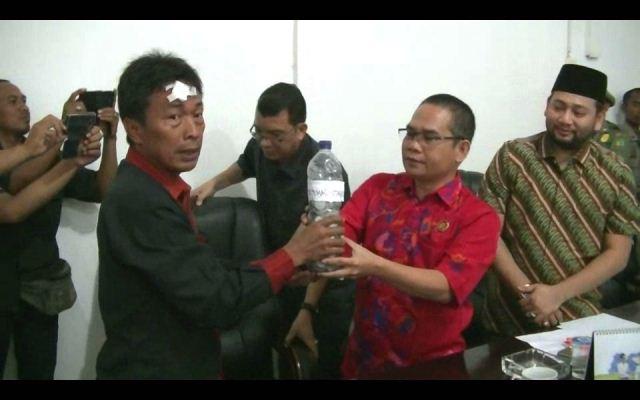 Warga Kumpulkan Koin Untuk Bantu Perbaikan Jalan Rusak