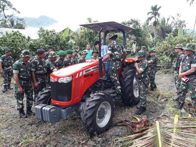 Babinsa Gelar Penataran Traktor di Pasaman