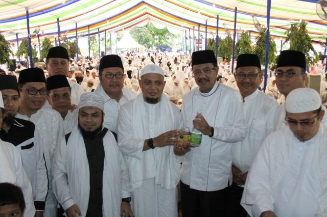 Gubernur Sumut dan 3.500 Jamaah Ikuti Doa dan Zikir Bersama Arifin Ilham