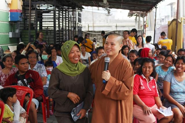 Vihara Metta Jaya Gelar Pasar Murah