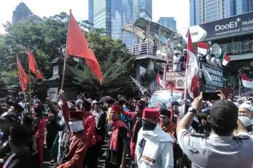 Habib Rizieq Diperiksa, Ribuan Laskar FPI Datangi Polda Metro Jaya