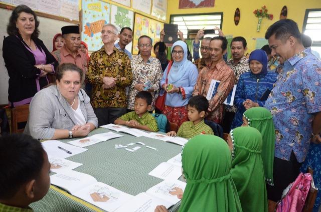 Dukung Peningkatan Mutu, Direktur USAID Kunjungi Sekolah
