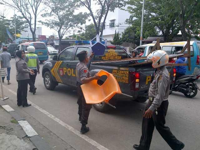 Ganggu Pengguna Jalan, Penjual Paket Internet di Jalan SM Raja Ditertibkan