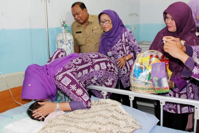 Besuk Azizah Anak Menderita Gizi Buruk, Evi Diana Erry Nuradi Teteskan Air Mata