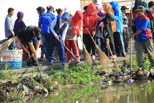 Ketua TP PKK Kota Medan Bersama Masyarakat Bersihkan Perumahan Nelayan Indah