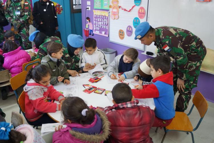 Prajurit TNI Gelar Kegiatan Cimic dengan Anak-Anak Sekolah di Lebanon