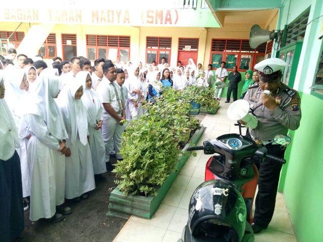 Satlantas Polres Simalungun Sosialisasikan Keselamatan Lalin di Sekolah SMA dan SMP Taman Siswa Kebun Bah Jambi 