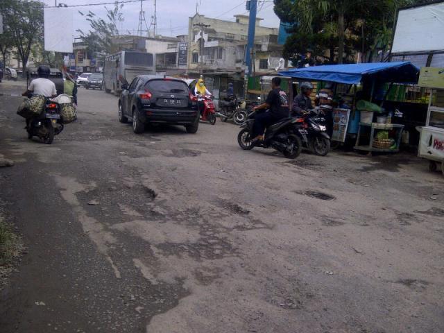 Kondisi Hancur Jalan Bajak II Medan Amplas Menebar Maut