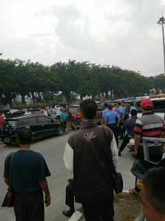 Ratusan Supir Taksi Resmi Sweeping Taksi Online di Bandara Kualanamu