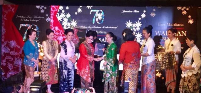 Istri Panglima TNI, Nanny Hadi Tjahjanto Hadiri Pagelaran Warisan Busana 35 Tahun Inez Mardiana