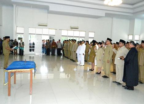 Bupati Tapteng Lantik Pejabat Administrator, Pejabat Pengawas dan Fungsional Guru 