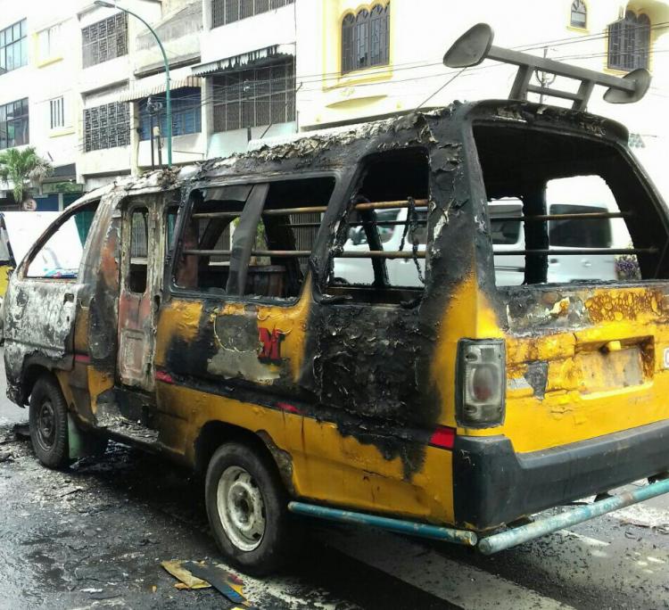 Angkot KPUM Terbakar Saat Bawa Penumpang