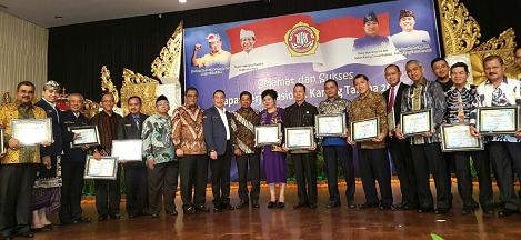 Bupati Tapteng Terima Penghargaan Pembina Karang Taruna Terbaik Kabupaten