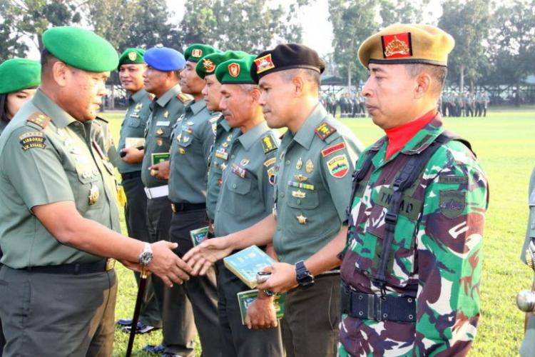 Pangdam I/BB Bagikan Buku Saku Netralitas TNI Kepada Prajurit