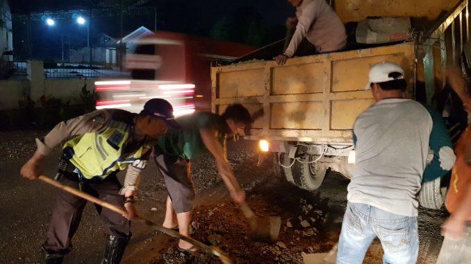 Rawan Laka Lantas, Polres Deli Serdang Tambal Jalan Berlubang di Jalinsum Tanjung Morawa