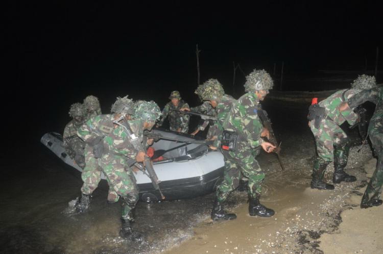 Simulasi, Prajurit Marinir Langkat Serbu Pulau Sembilan untuk Lumpuhkan Musuh Bersenjata 