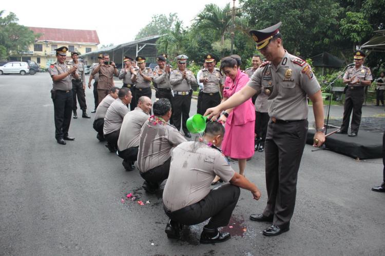 Kapolres Binjai Pimpin Upacara Kenaikan Pangkat Anggotanya