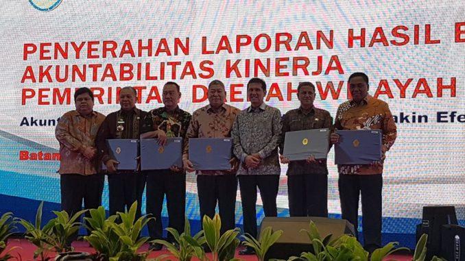 Bupati Soekirman Terima Penghargaan Akuntabilitas Kinerja Tahun 2017 dari Menpan-RB