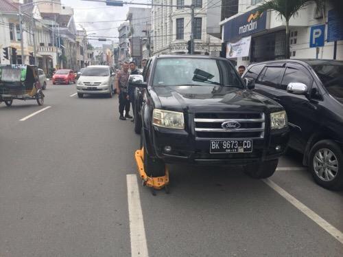 Dishub Bersama Satlantas Tilang dan Gembosi Kendaraan Bermotor Parkir Sembarangan