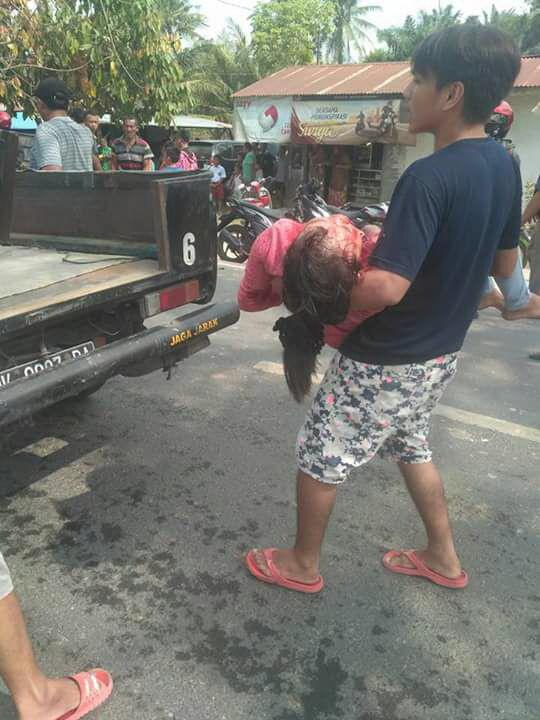 Diduga Sopir Mengantuk, Pasutri Nyaris Tewas Tabrak Pohon