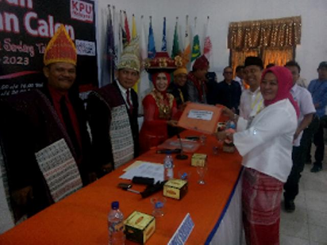 Sofyan-Jamilah Daftar Jalur Perseorangan ke KPU Deli Serdang