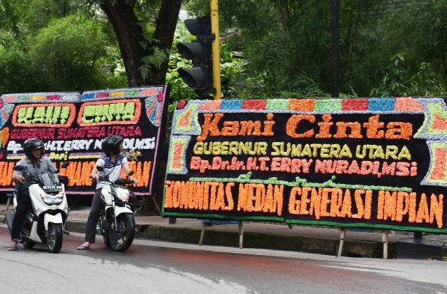 Seribuan Papan Bunga Simpatik Tengku Erry Terus Banjiri Kantor Gubernur