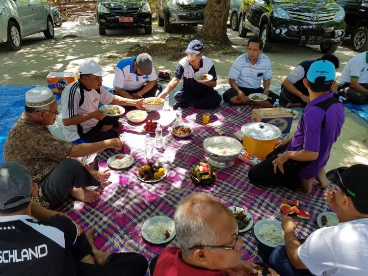 FAH UIN Ar-Raniry Gelar Family Gathering di Pasir Putih