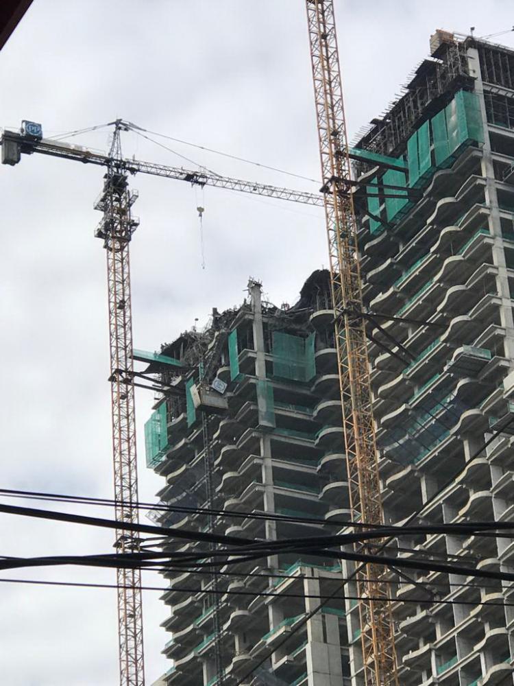 Material Bangunan Terjatuh, Gedung Manhattan Rusak