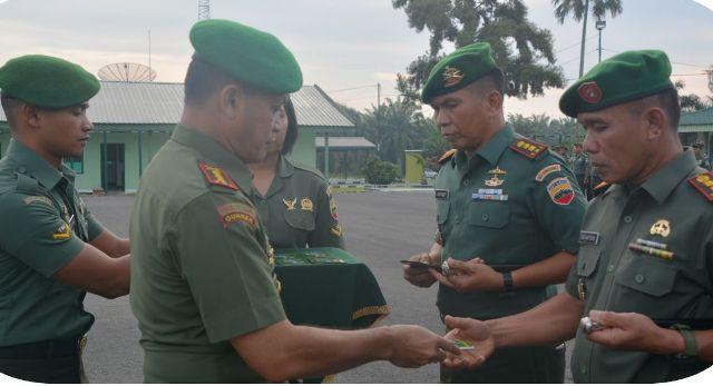 Jelang Pilkada, Danrem 022/PT Bagikan Buku Saku Netralitas TNI ke Prajurit