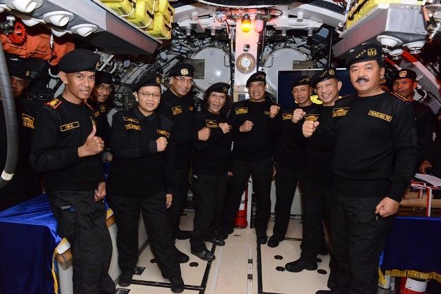 Panglima TNI Terima Brevet Kehormatan Hiu Kencana di Lambung Kapal Selam KRI Nagapasha-403