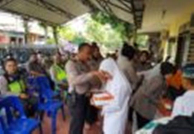 Layani Masyarakat, Kapolsek Medan Barat Santuni Anak Yatim
