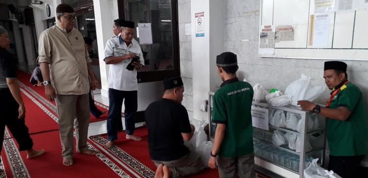 "Nasi Ummat Masjid Agung, Silahkan Ambil dan Isi..." 