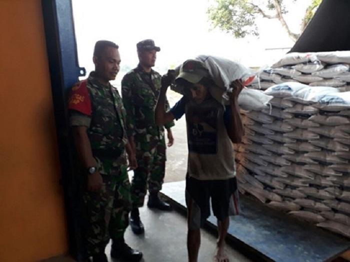 Cek Stok Ketersediaan Beras, Babinsa Pantau Gudang Bulog di Labuhan Batu