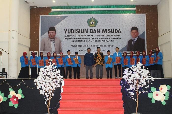 Mahad Al-Jamiah UIN Ar-Raniry Wisuda 1888 Mahasantri