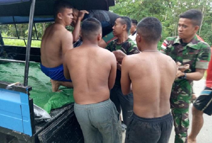 Prajurit Satgas Yonif 126/KC Bantu Evakuasi Korban Lakalantas di Keerom