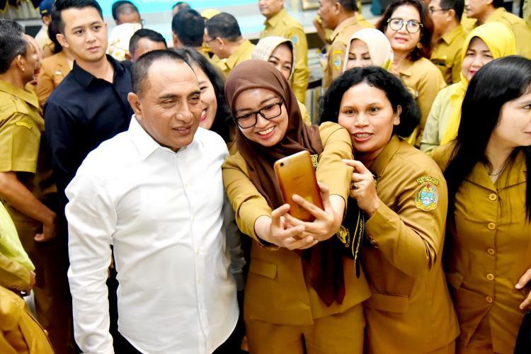 Gubernur Sumut Serahkan Penghargaan kepada 49 ASN Teladan