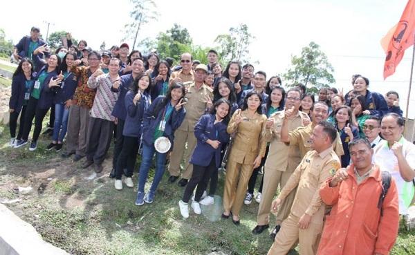 Mahasiswa Universitas HKBP Nomensen Laksanan Pengabdian Masyarakat di Samosir