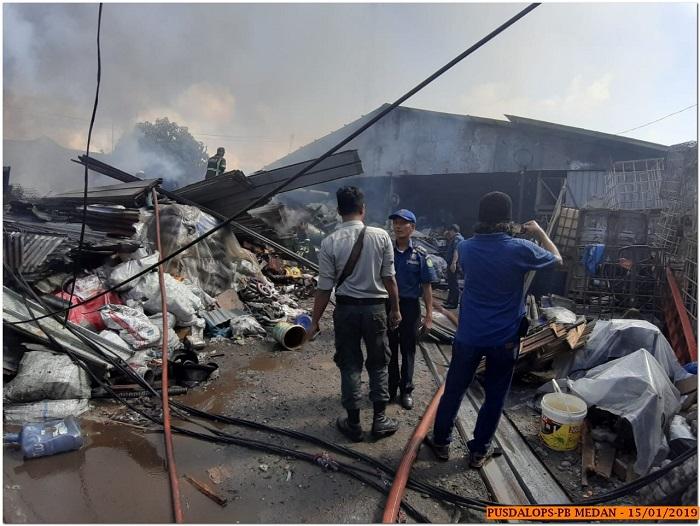Gudang Barang Bekas di Martubung Terbakar