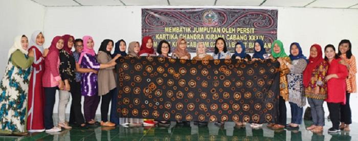 Persit Candra Kirana Koorcab Rem 002 PD I/BB Gelar Membatik Jumputan di Pematangsiantar