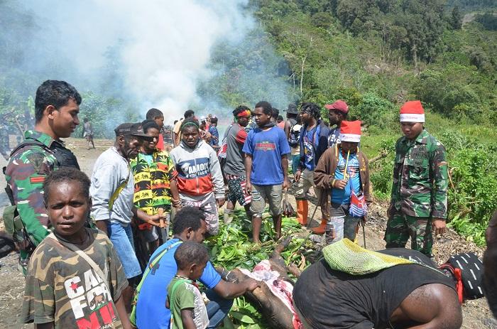 Syukuran Natal dan Tahun Baru, Kodim 1710/Mimika Sumbang 6 Ekor Babi ke Warga Arwanop