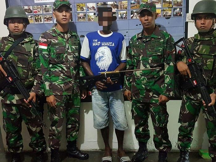 Satgas Pamtas Yonif PR 328/DGH Kembali Terima Senjata Api Rakitan dari Warga