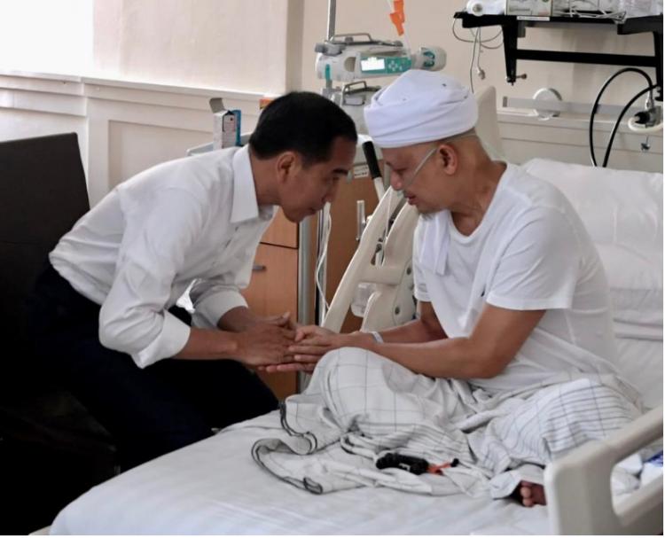 Presiden Jokowi Jenguk Ustadz Arifin Ilham di RSCM